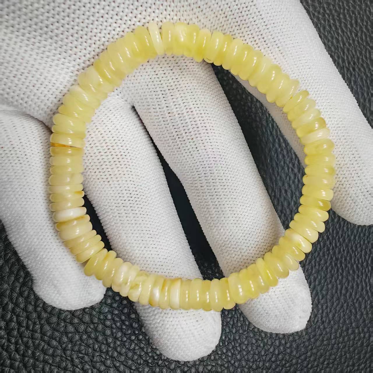 尺寸7.4mm左右蜜蜡药片单圈一条《小鱼文玩》1020号