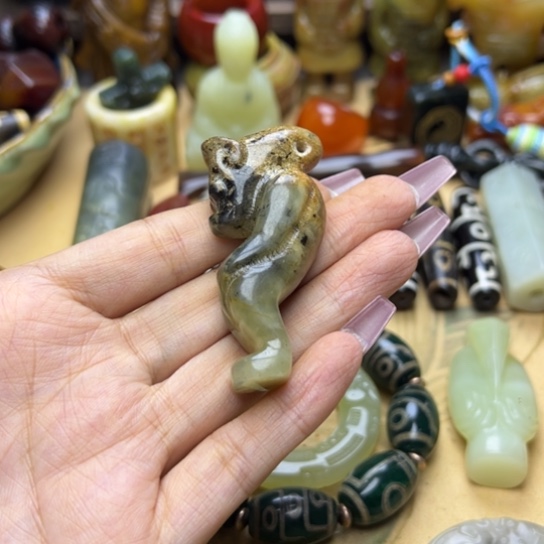 蛇纹石玉未镶嵌颈饰