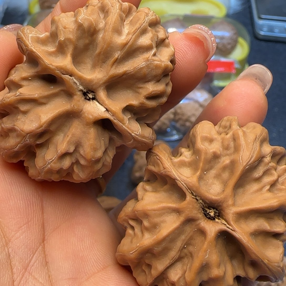 东***坤文玩核桃吊坠46平谷蜡皮方块