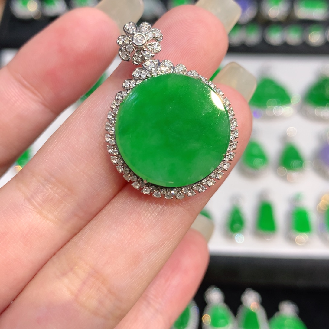 翡翠18K金镶嵌颈饰