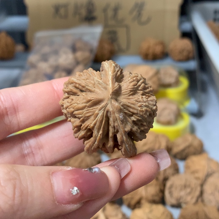 平***哥文玩核桃吊坠异形单只，有瑕疵
