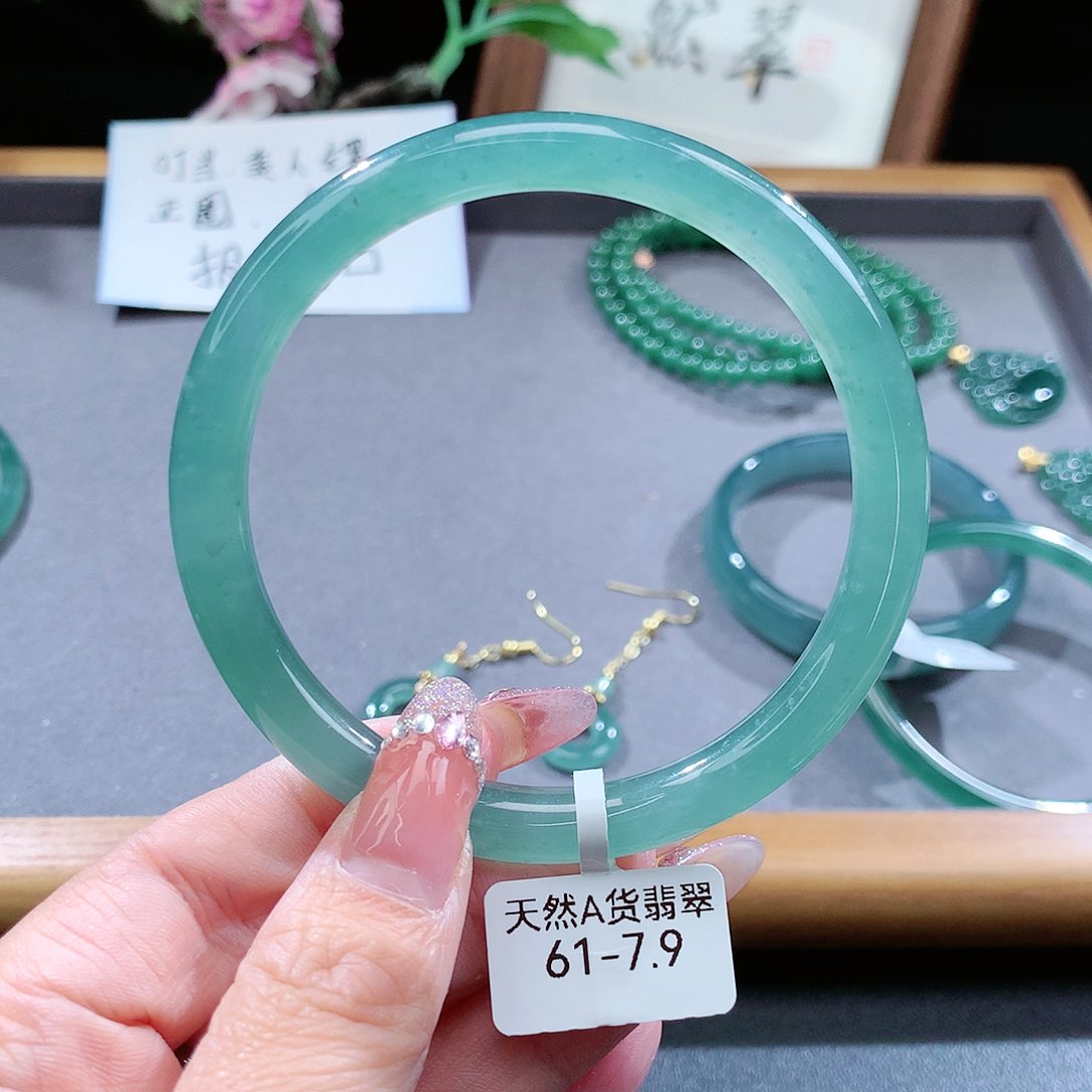 翡翠手镯（圆镯）未镶嵌