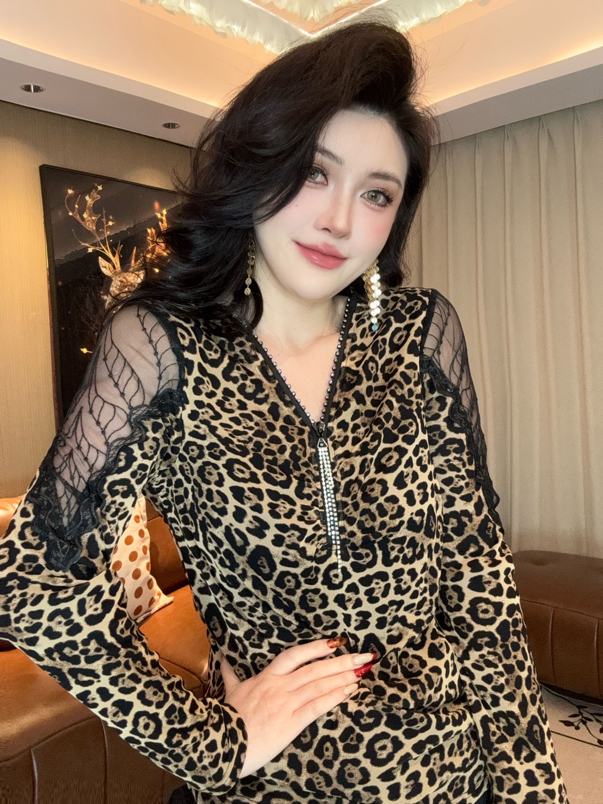 大漂亮严选-加绒豹纹V领拉链款蕾丝内搭打底衫时尚秋冬显瘦长袖女