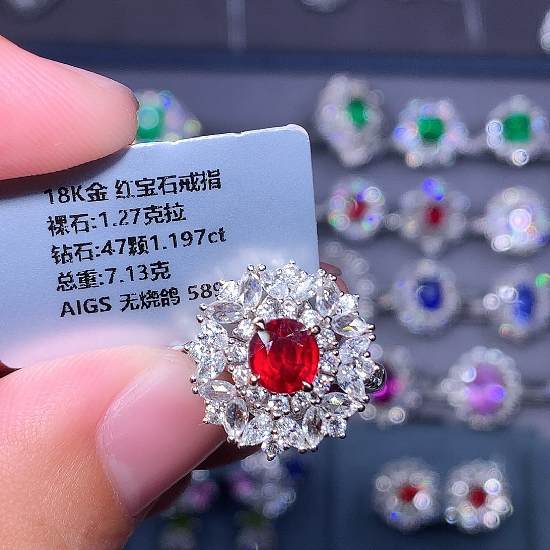 红宝石戒指18K金镶嵌