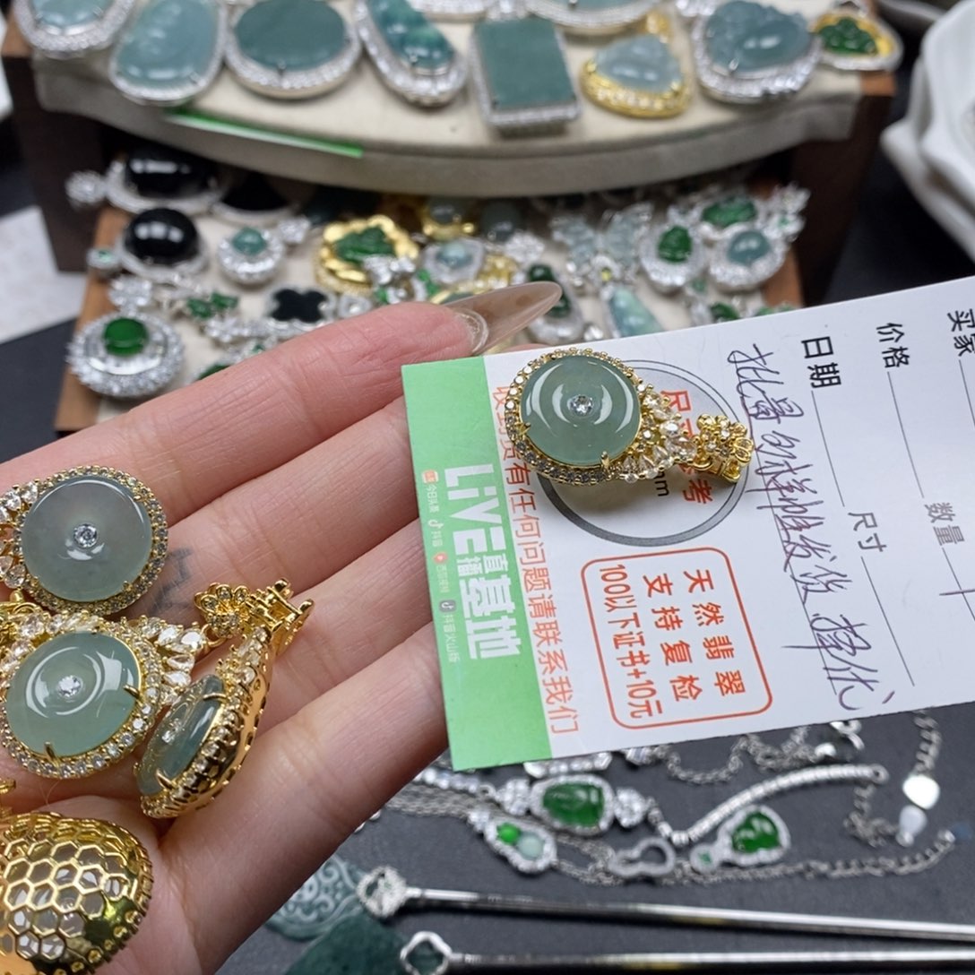 翡翠颈饰未镶嵌翡翠