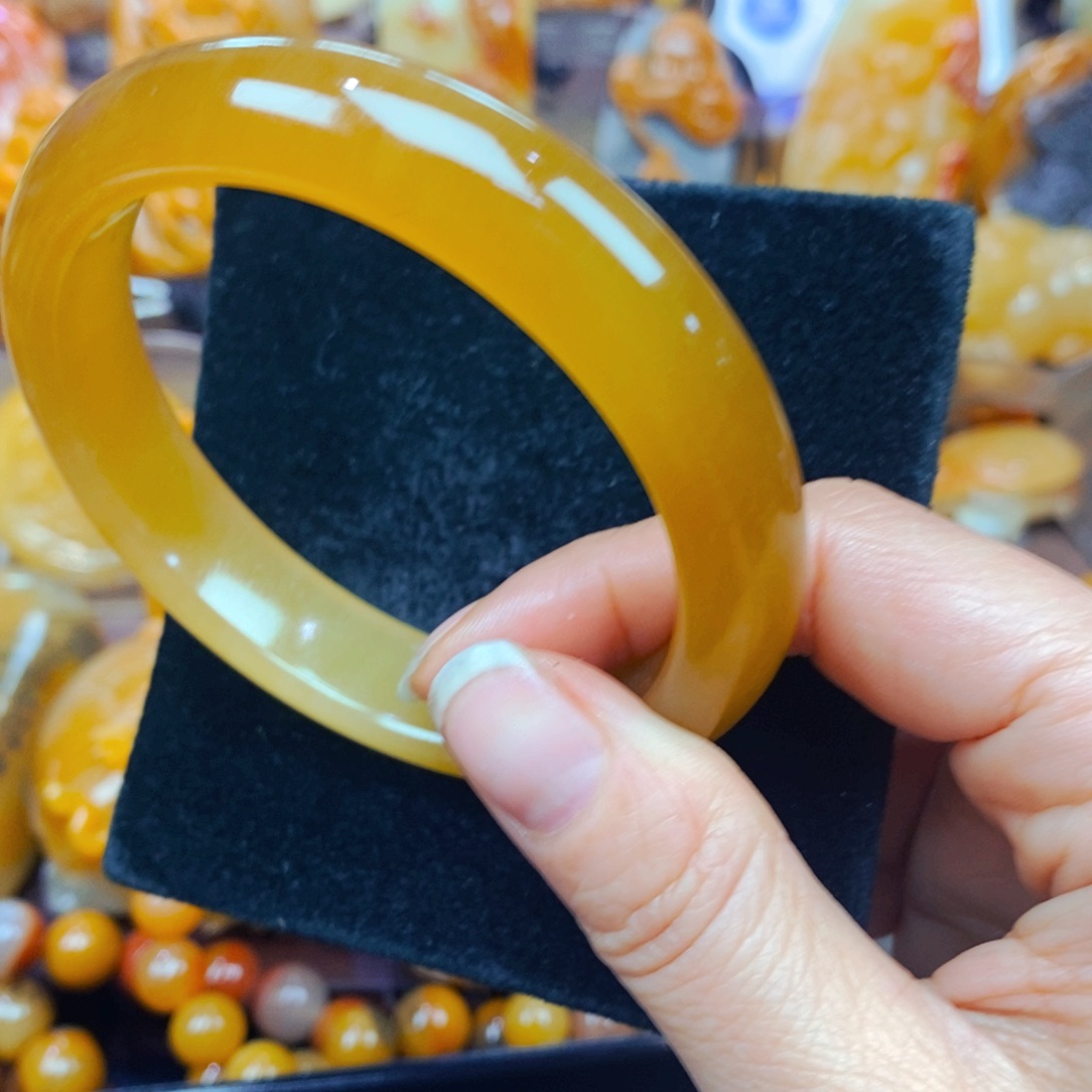 未镶嵌石英质玉（黄龙玉）颈饰