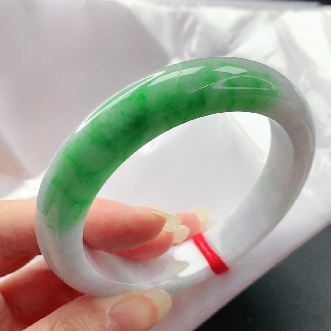 翡翠手镯未镶嵌，