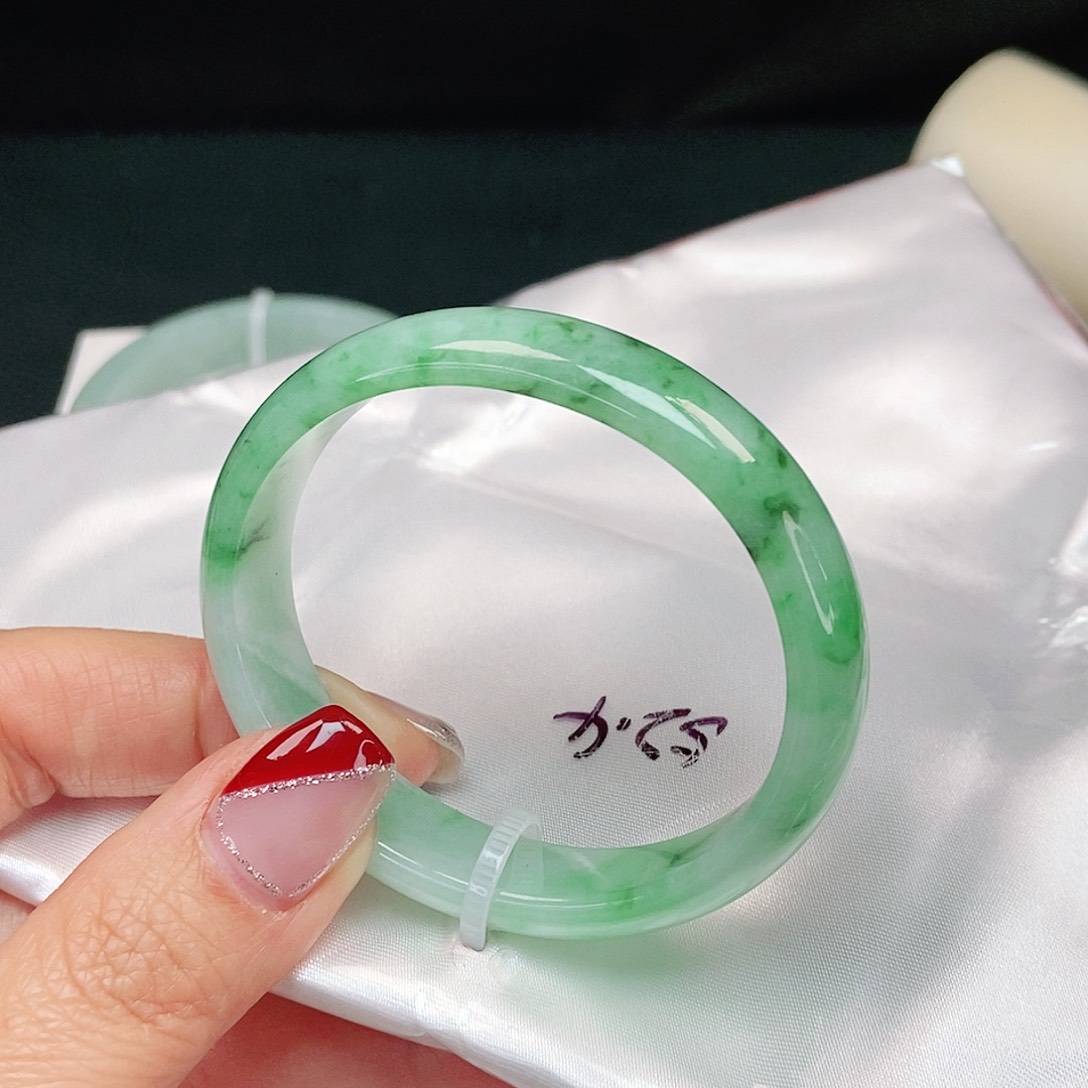 翡翠手镯未镶嵌贵妃