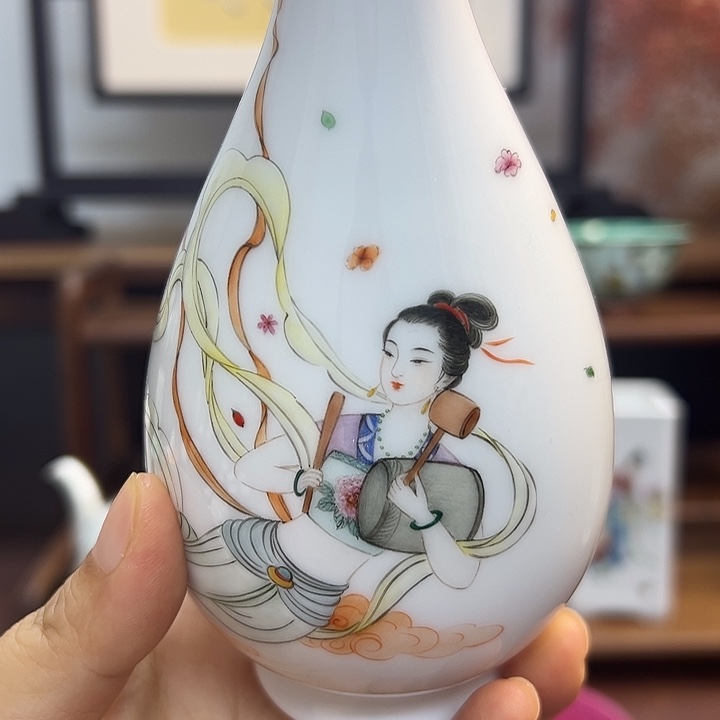 粉彩飞天仕女小花瓶～～