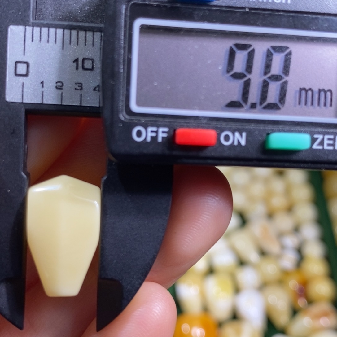 蜜蜡未镶嵌裸石配饰