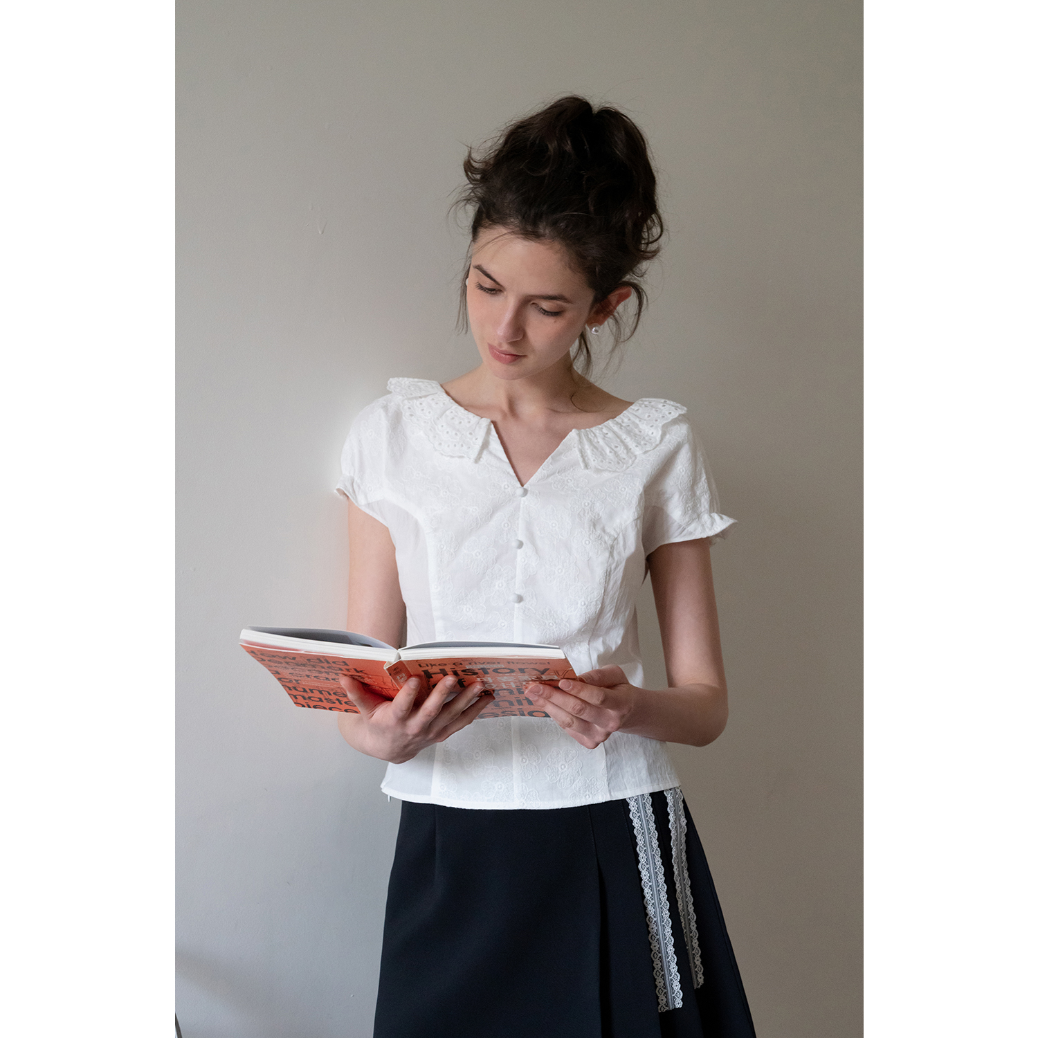 EGGKA【现现】领小v短袖衬衫修身短款气质显瘦小众上衣E25A6444BK