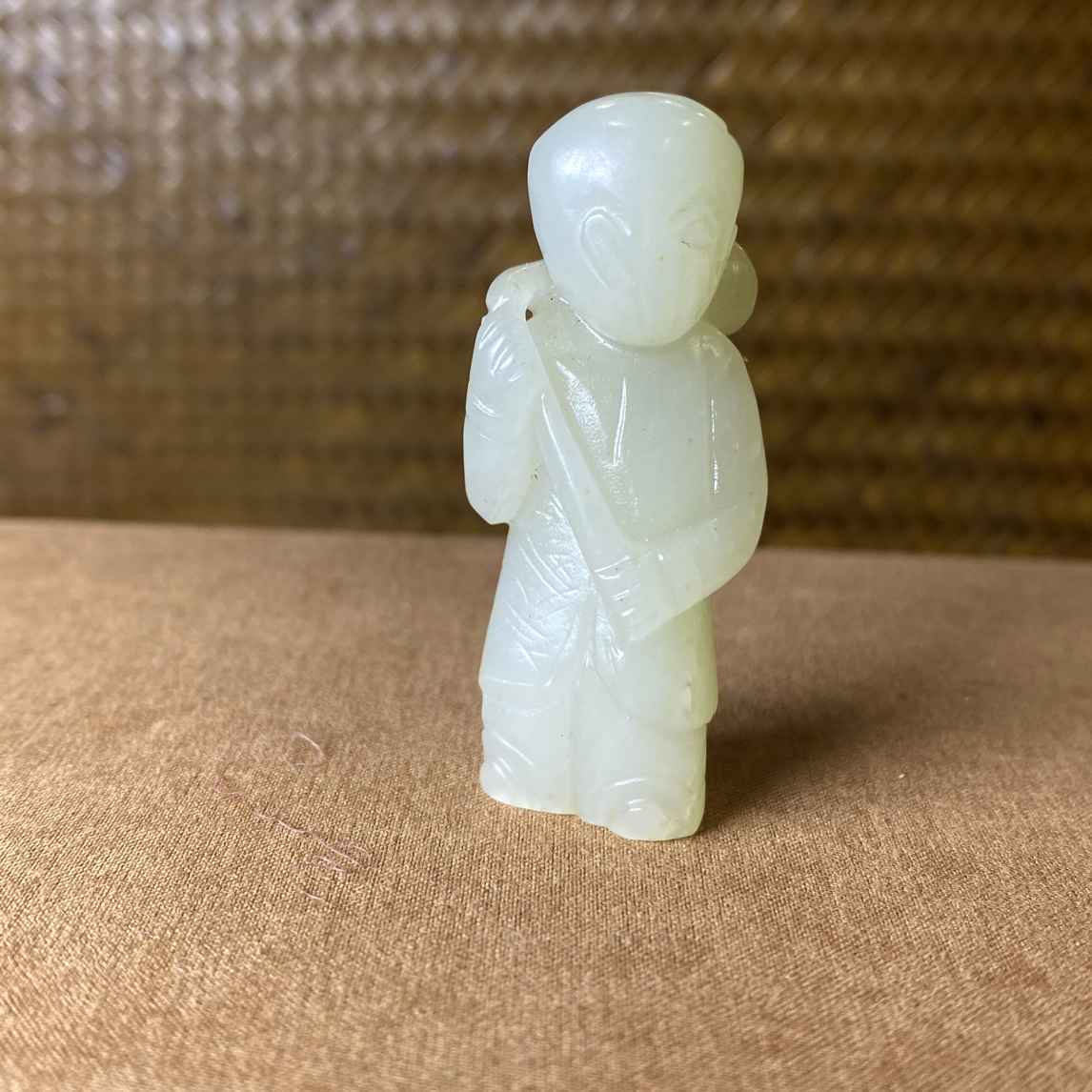 童子手持莲小件；自留或收藏