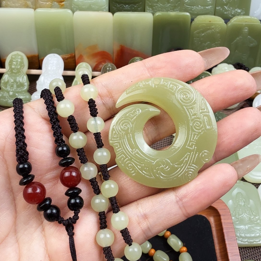 果绿色时来运转吊坠