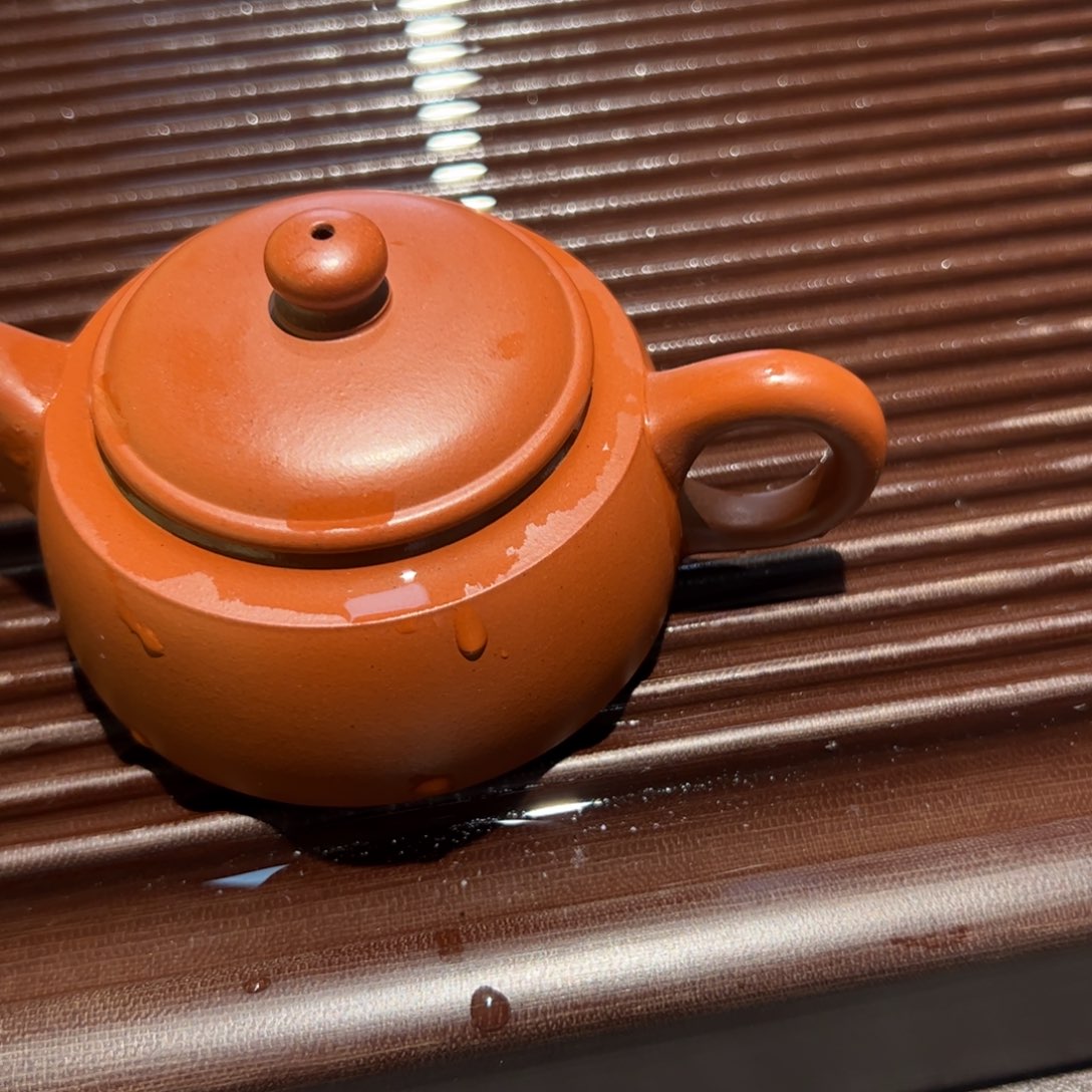 紫砂茶壶在*上322122332211221