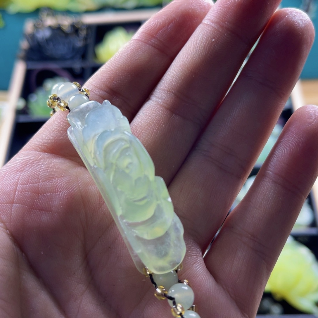 寒***梅未镶嵌蛇纹石玉颈饰