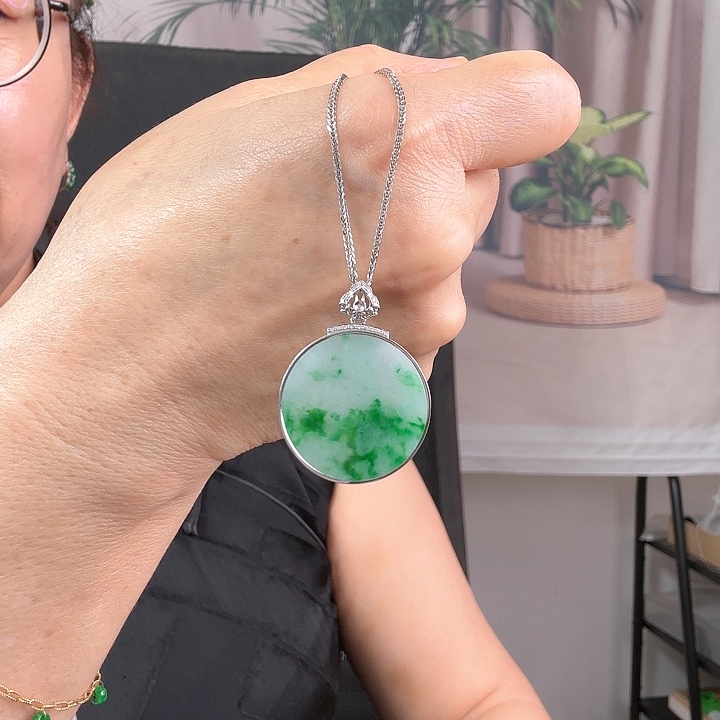 翡翠颈饰18K金镶嵌圆牌