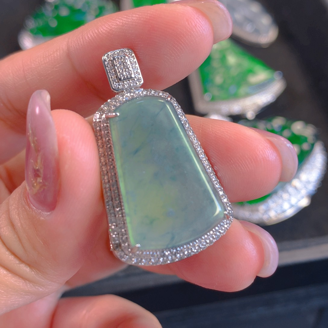 翡翠颈饰未镶嵌翡翠