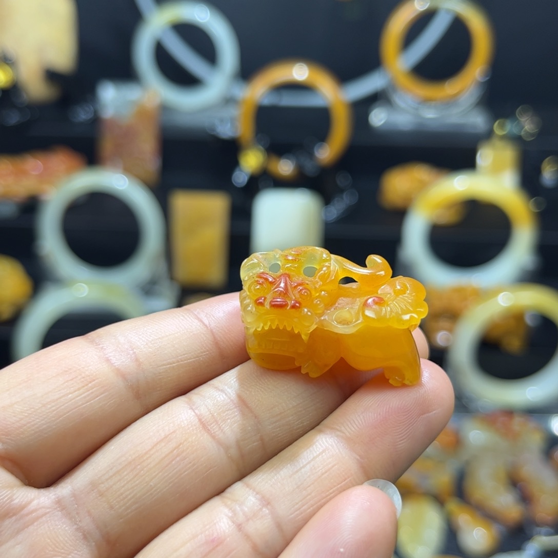 石英质玉（黄龙玉）未镶嵌颈饰