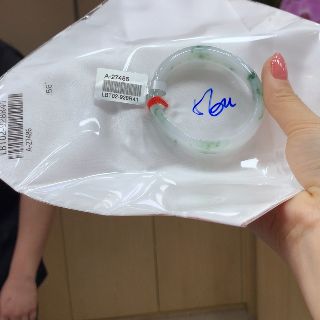 翡翠手镯未镶嵌不退不换