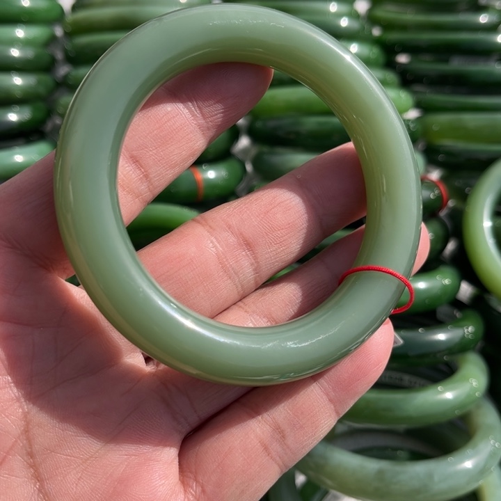 和田玉手镯未镶嵌?****在56～0