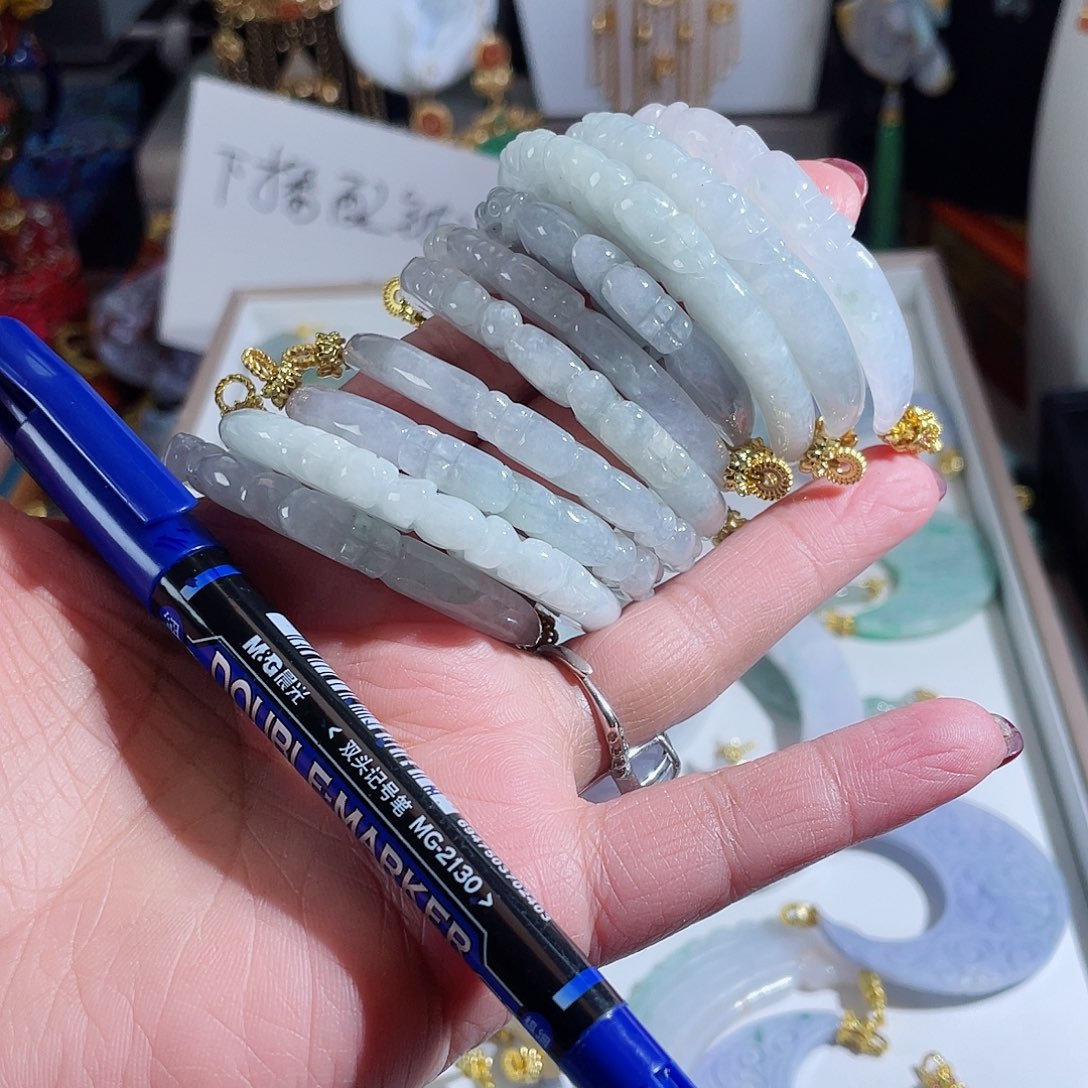 翡翠颈饰未镶嵌翡翠冰丹牙弯弯