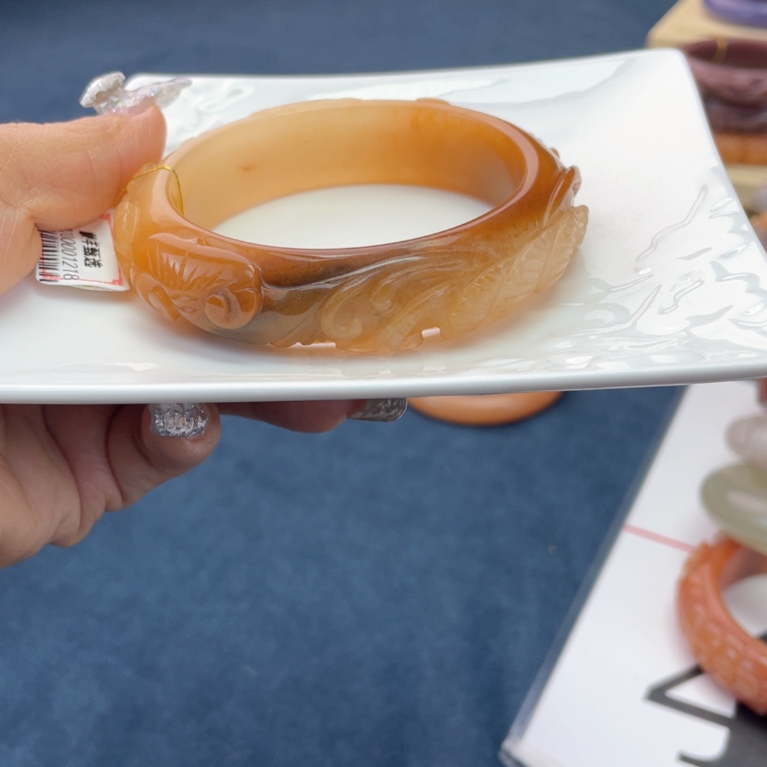 心***8石英质玉未镶嵌手镯