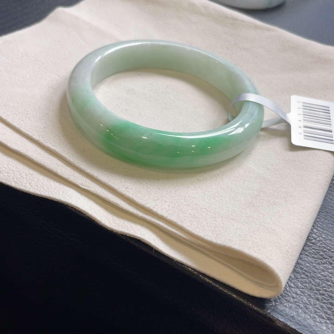 断***雪翡翠未镶嵌手镯纹裂