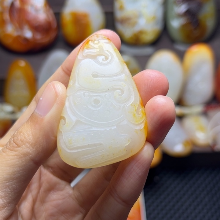 伊***o和田玉未镶嵌颈饰