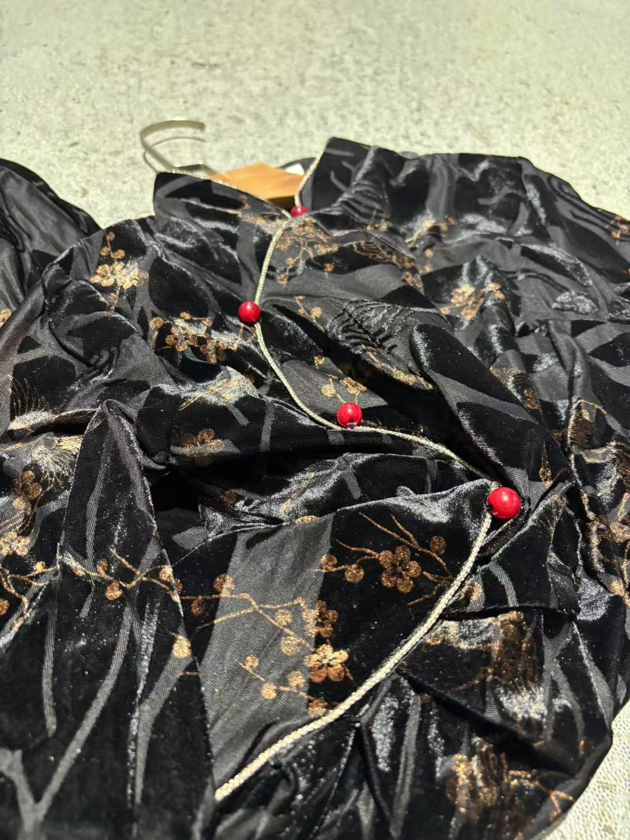 1206 黑底 【黑莓】秋款 旗袍