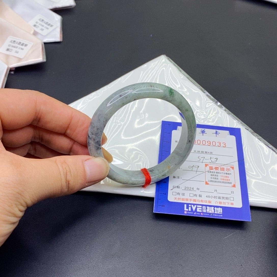 翡翠手镯未镶嵌翡翠