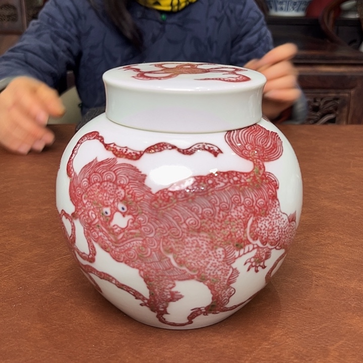 摆件瓷釉里红狮子绣球茶叶罐