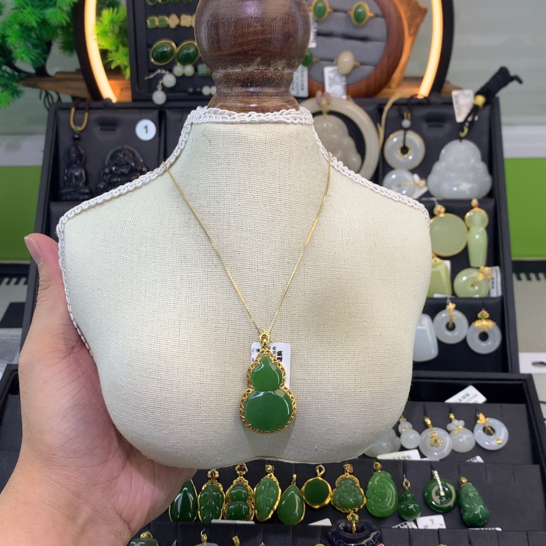 和田玉18K金镶嵌吊坠(赠链)