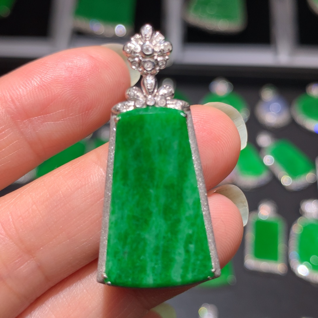 翡翠颈饰18K金镶嵌翡翠