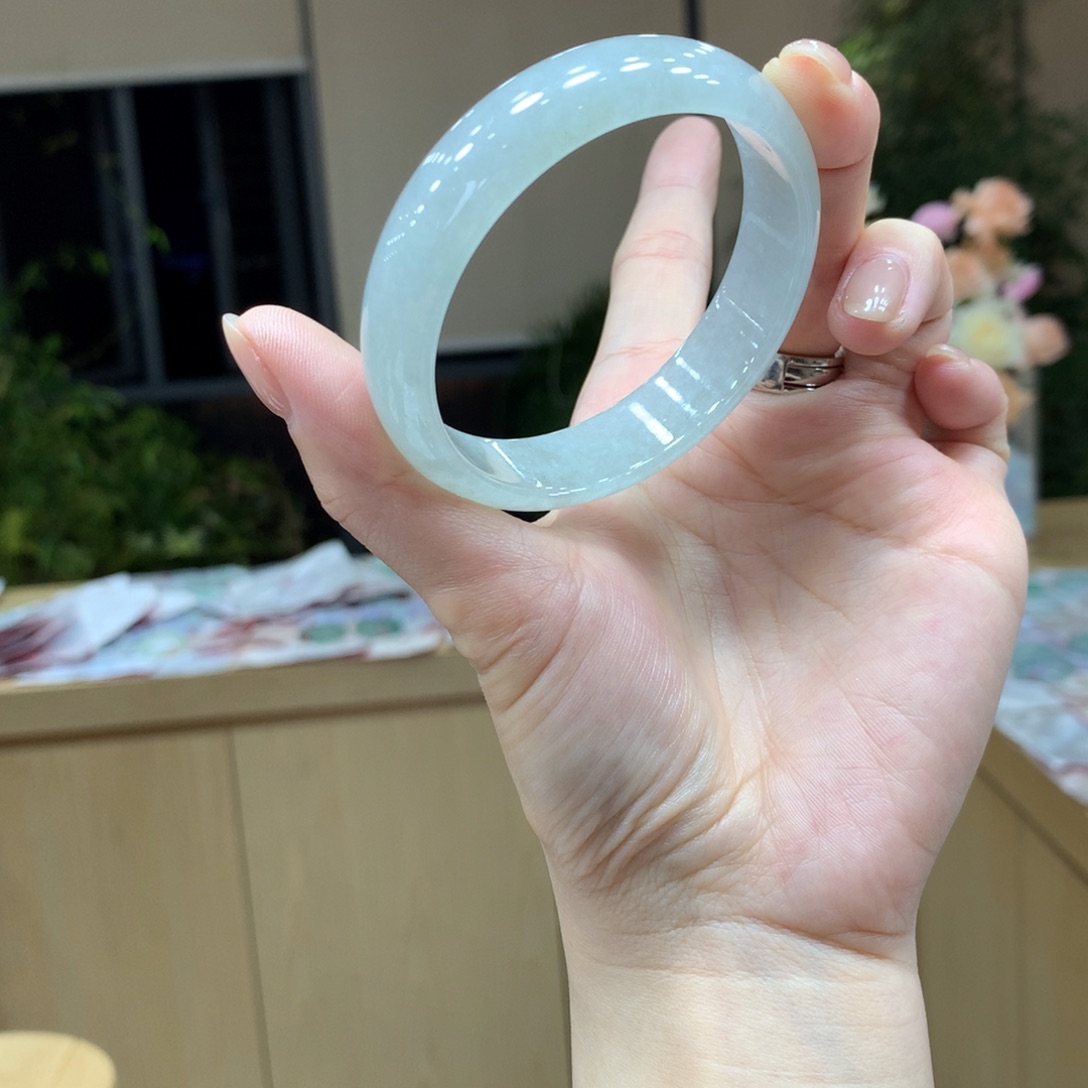 翡翠手镯未镶嵌不退不换