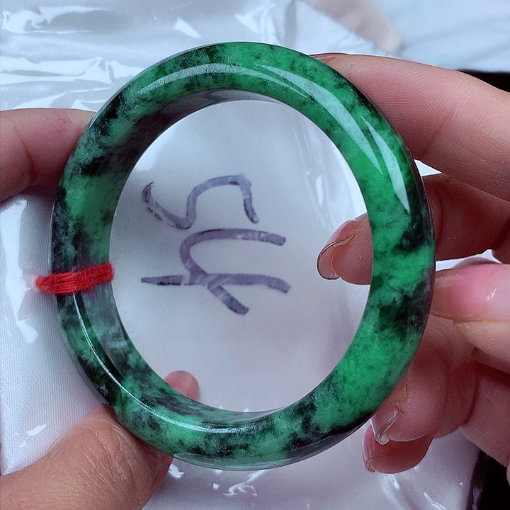 翡翠手镯未镶嵌翡翠