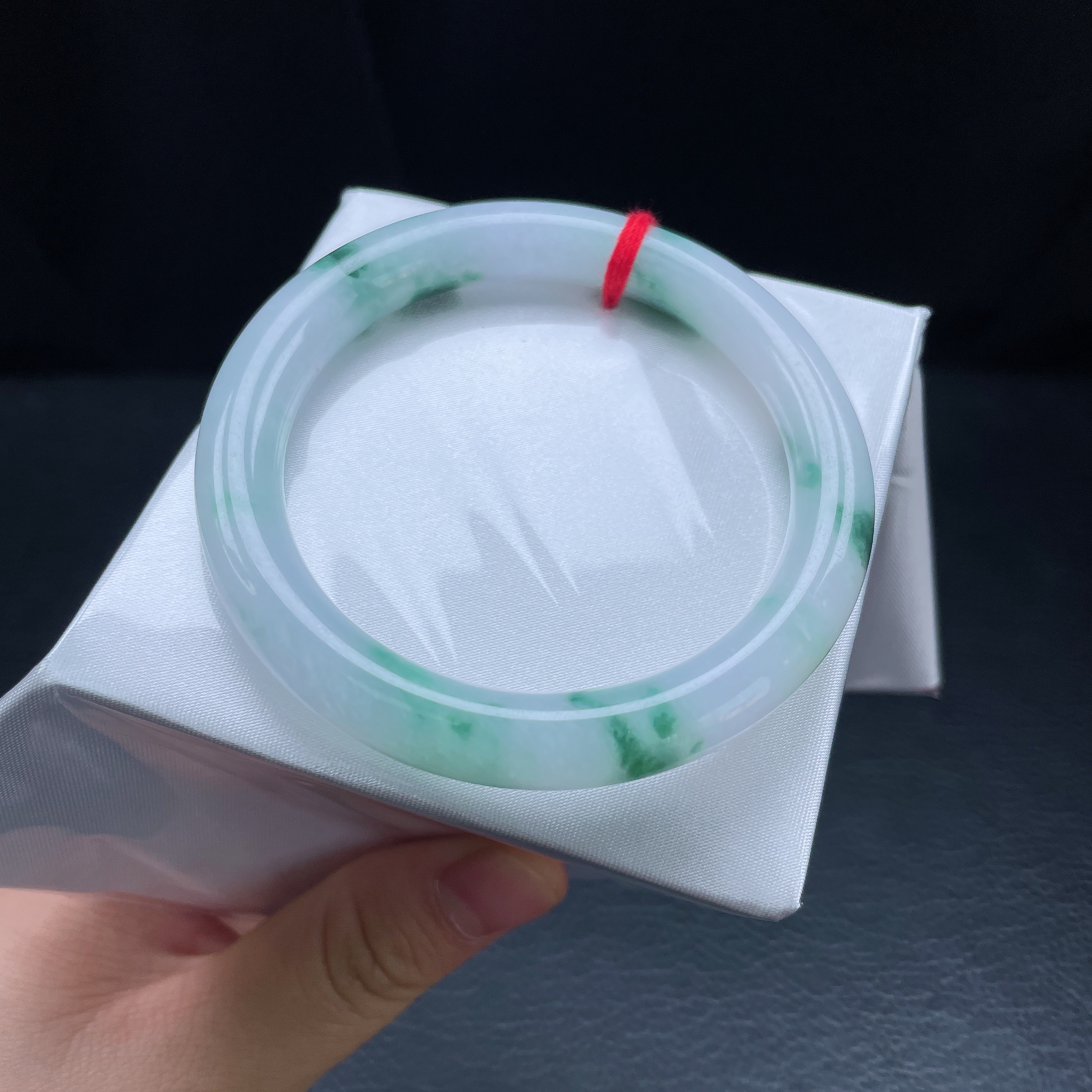 54圈糯化飘绿花圆条手镯 有纹