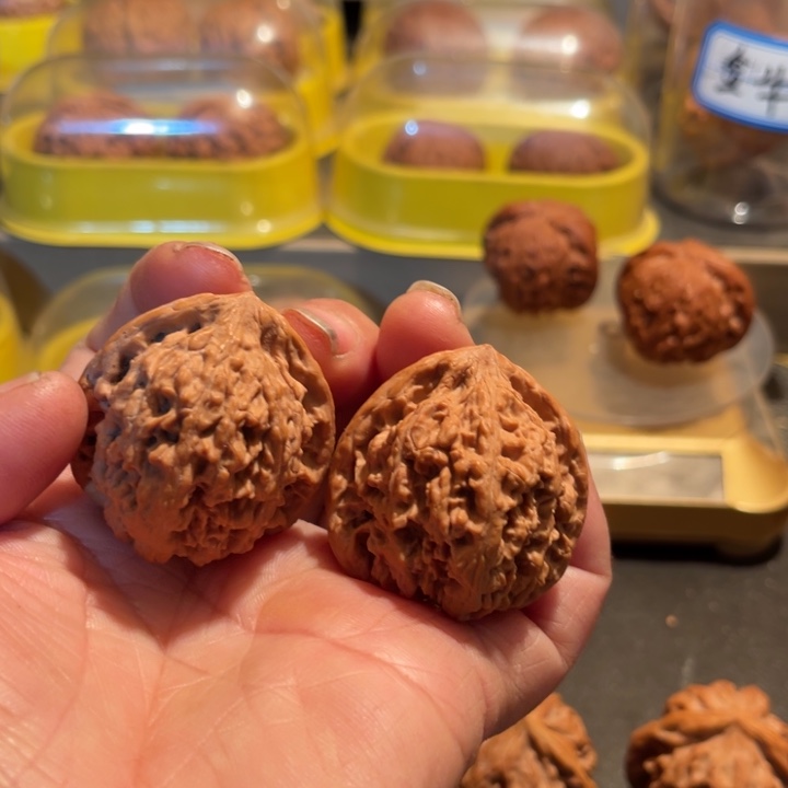 文玩核桃把件纯野生全品牡丹纹38