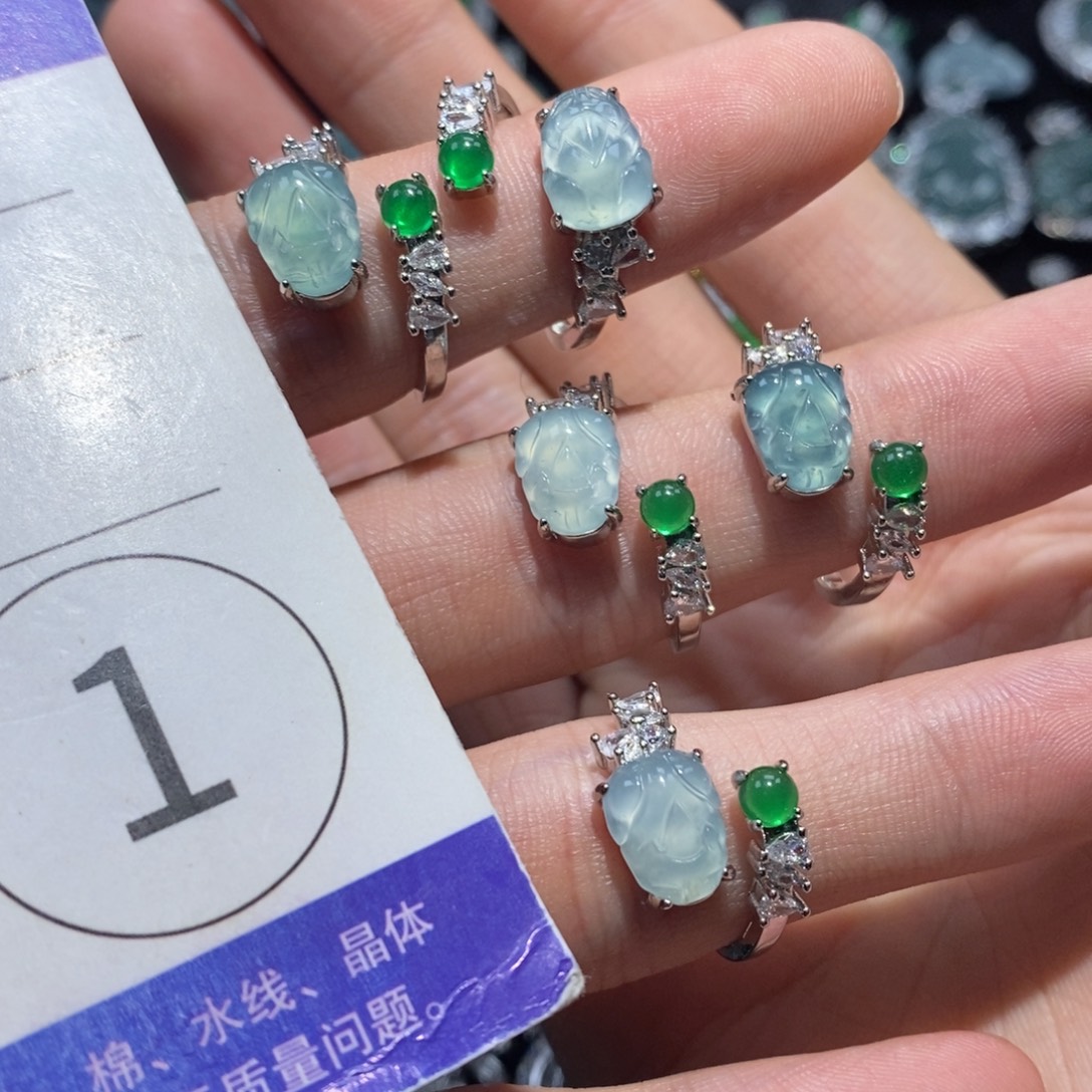 黎***好翡翠未镶嵌颈饰翡翠