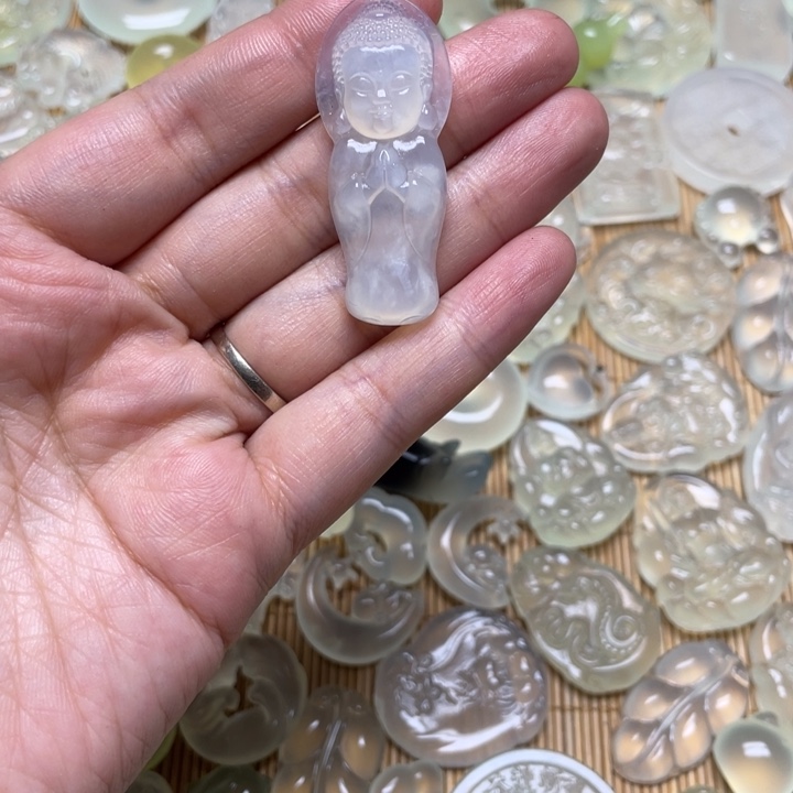 蛇纹石玉颈饰未镶嵌