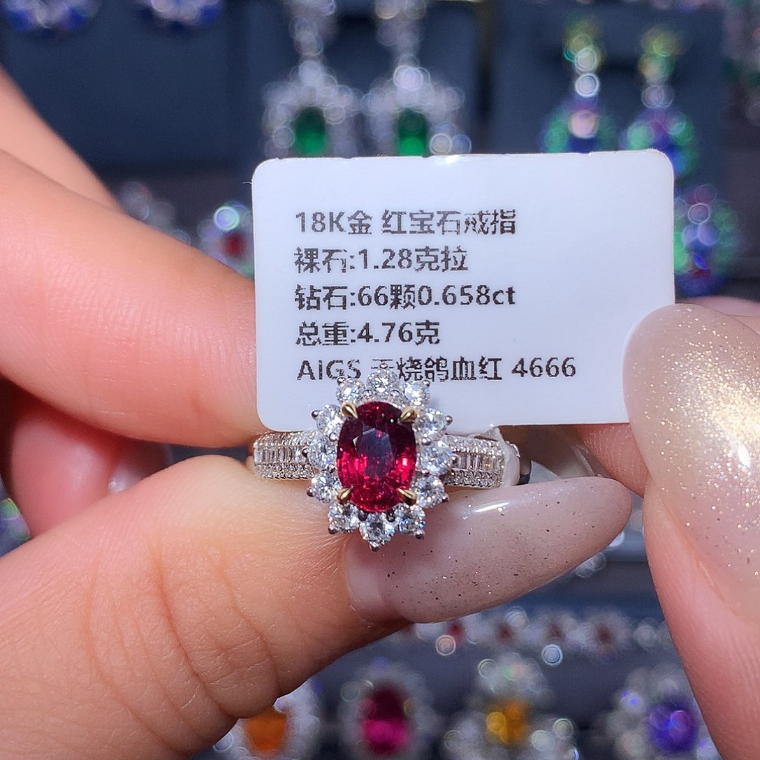 戒指18K金镶嵌红宝石