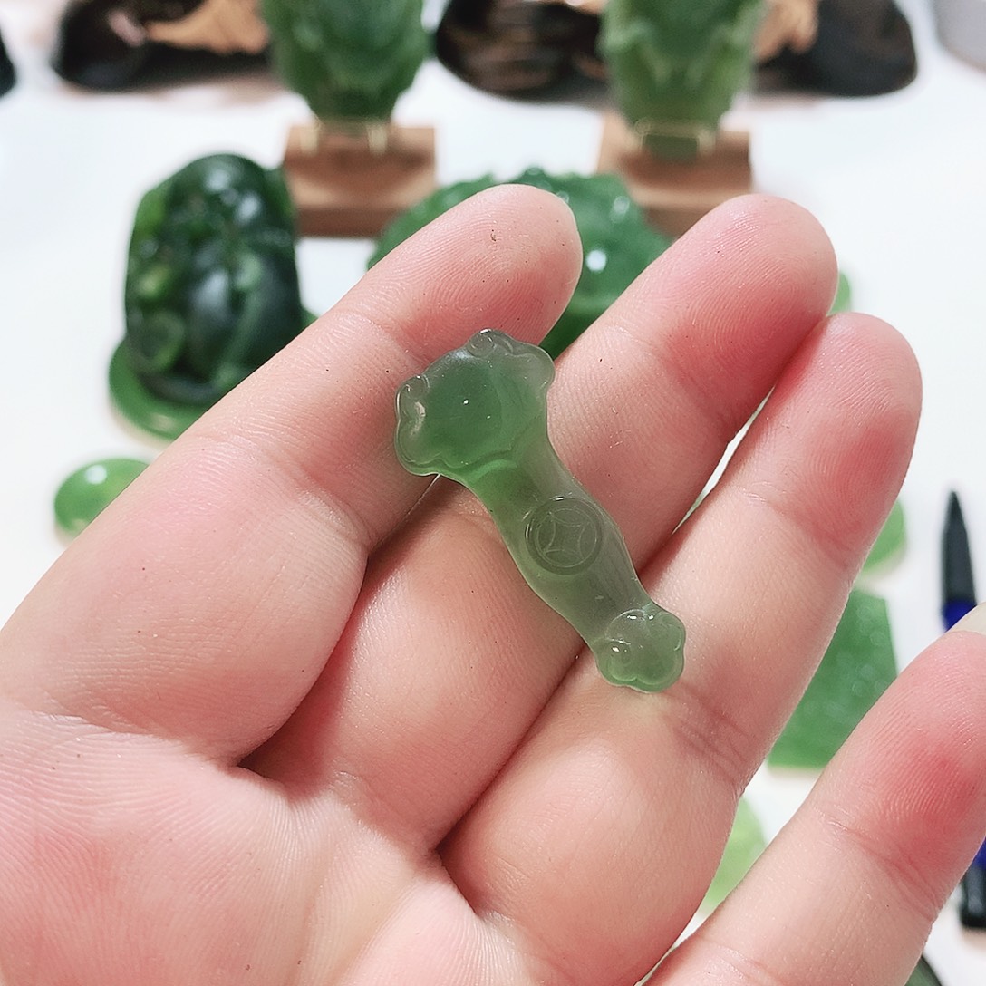 蛇纹石玉未镶嵌颈饰