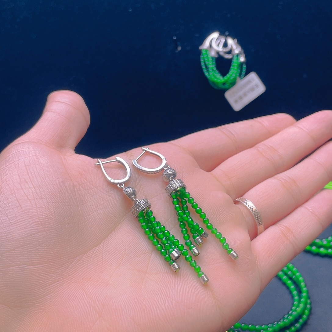 翡翠未镶嵌项链      