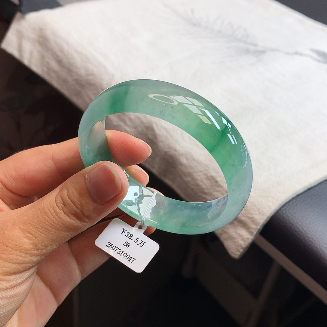 翡翠手镯未镶嵌58冰透飘绿花轮胎