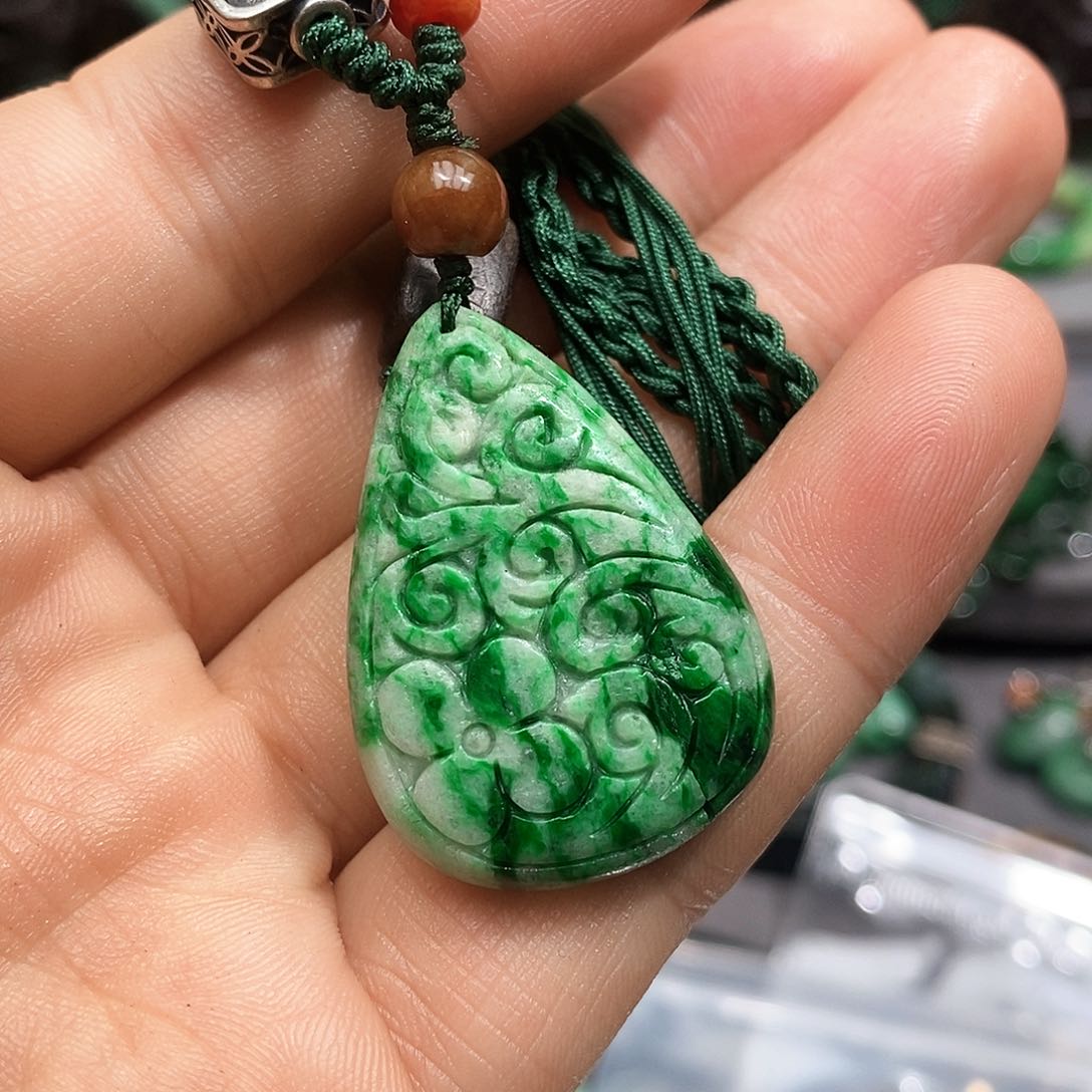 颈饰未镶嵌翡翠漂亮美眉