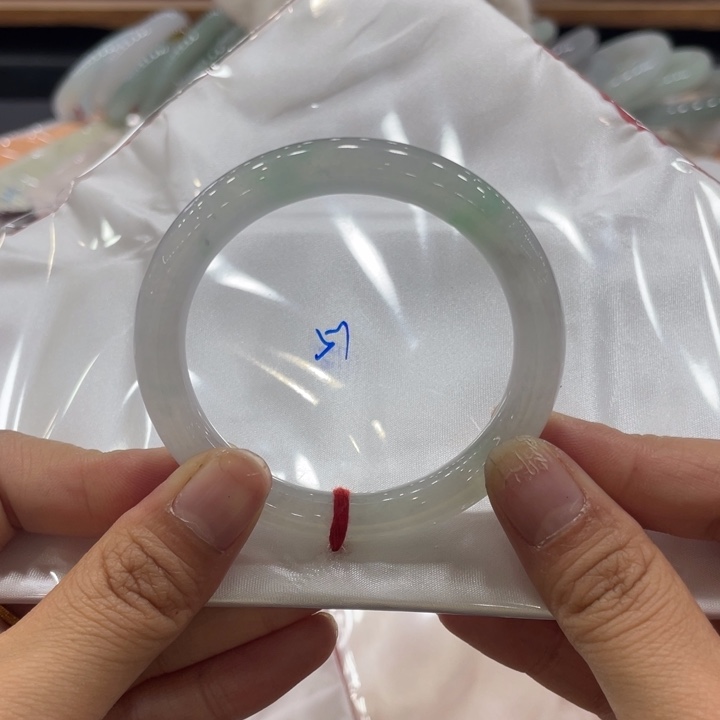 翡翠手镯未镶嵌翡翠