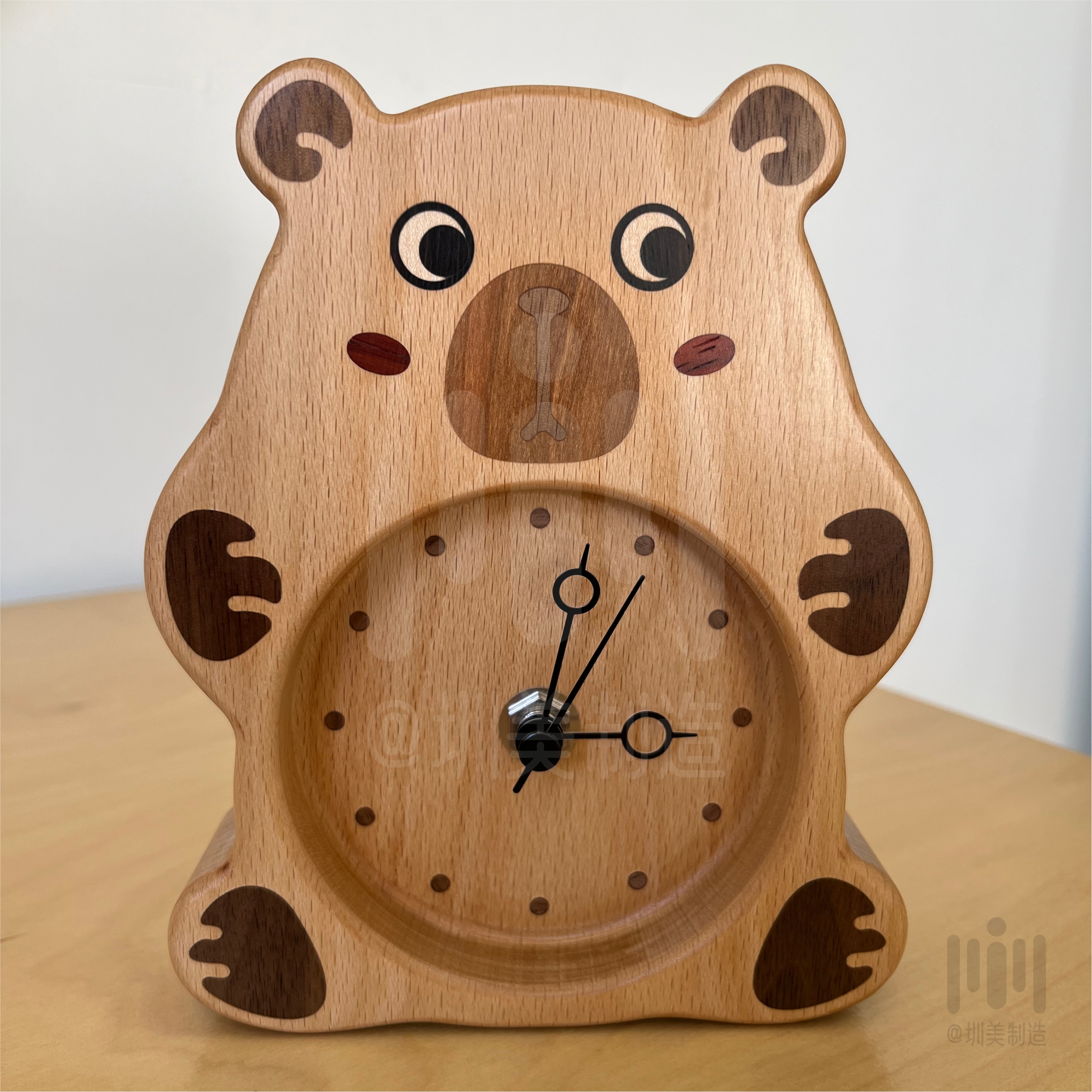 榉木黑胡桃樱桃木硬枫木乌檀木纯原木镶嵌卡皮巴拉造型时钟摆件