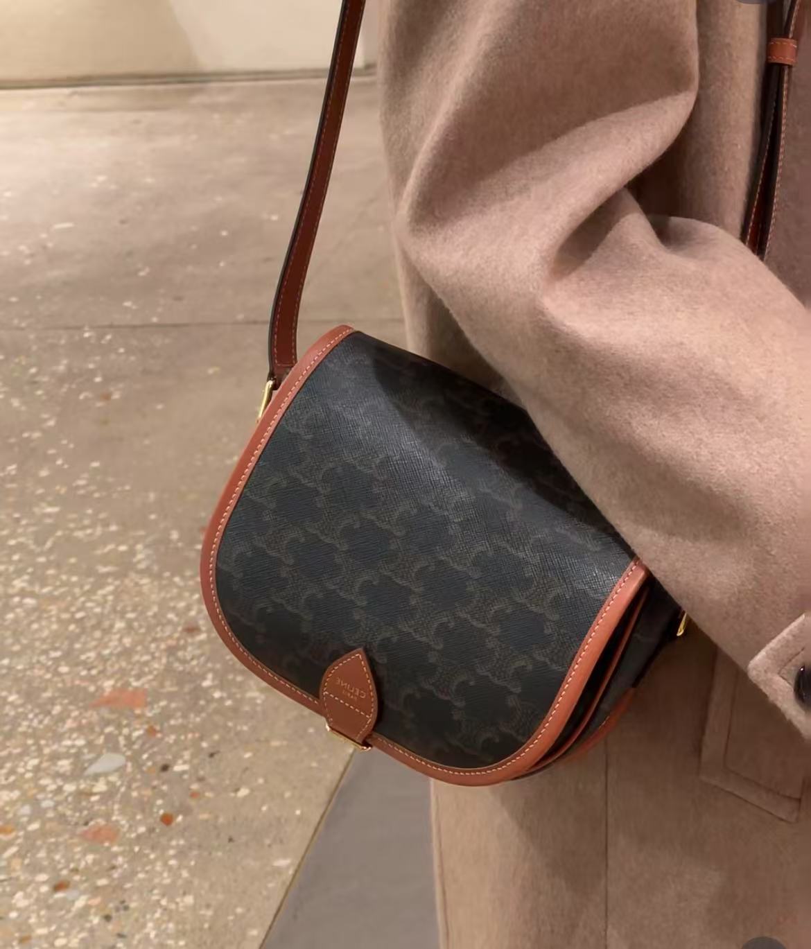 95新 Celine/思琳 展会外场！老花马鞍包