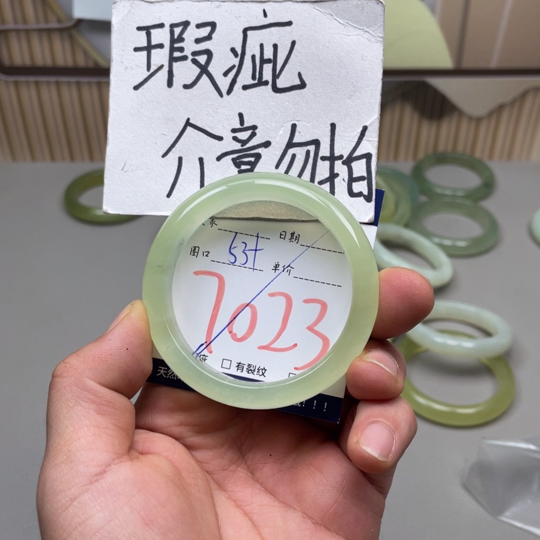 岫玉手镯手镯未镶嵌