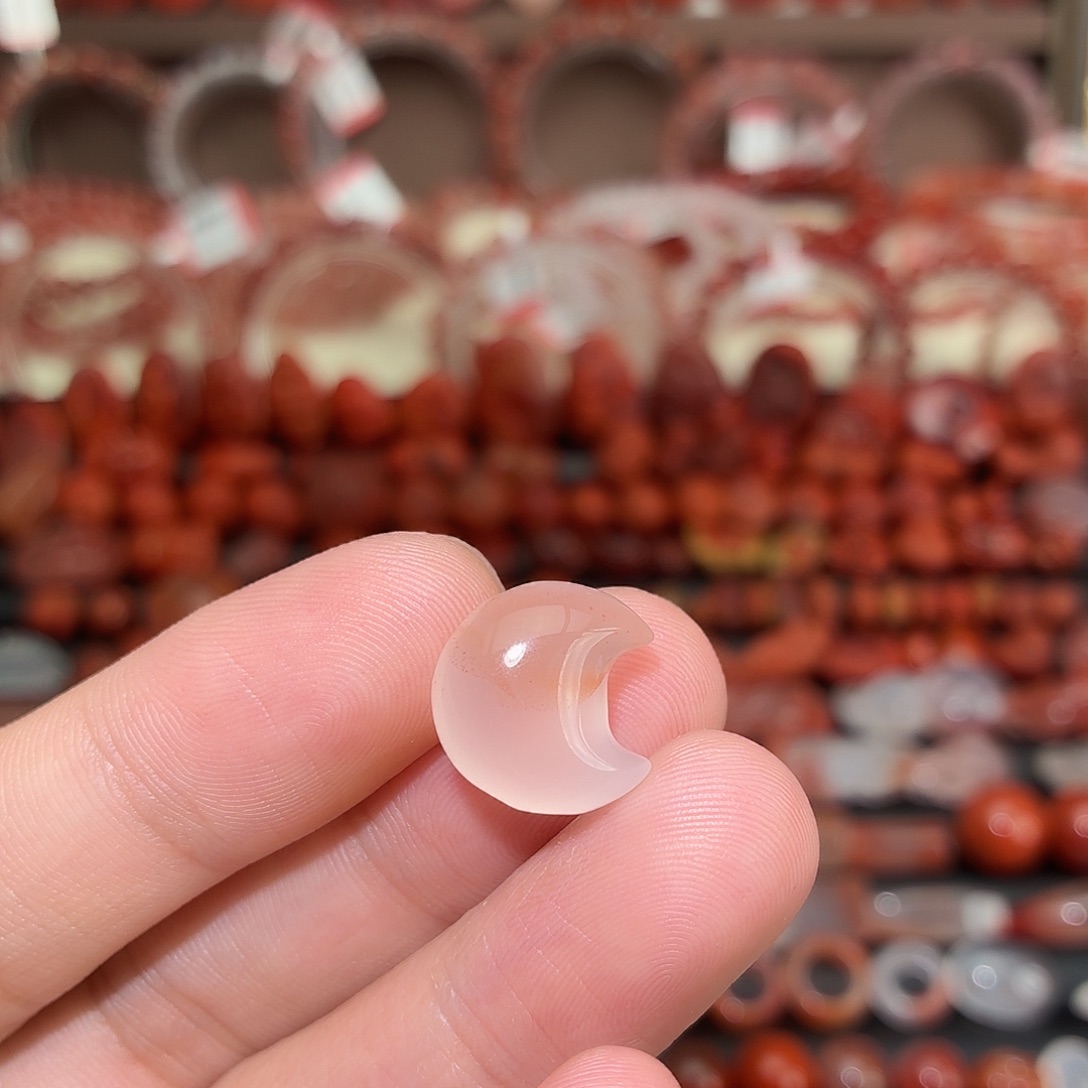 南红玛瑙未镶嵌颈饰胖月亮