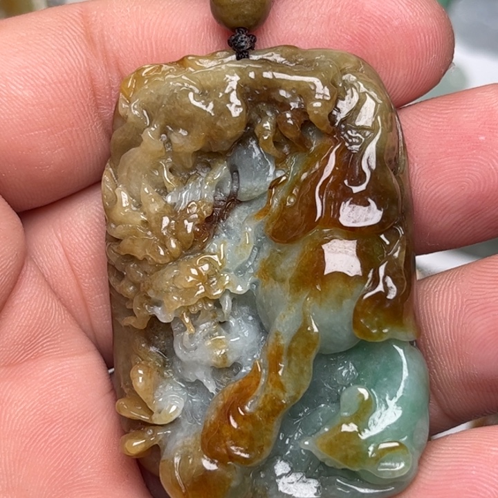 翡翠未镶嵌颈饰龙